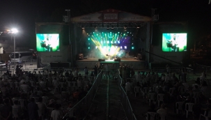 Güçlü ve Pehlivan Söyledi, Müzikseverler Eşlik Etti