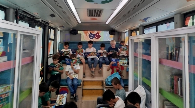 Mobil Çocuk Kütüphanesi ile Çocuklar Yaz Tatilini Renklendirdi