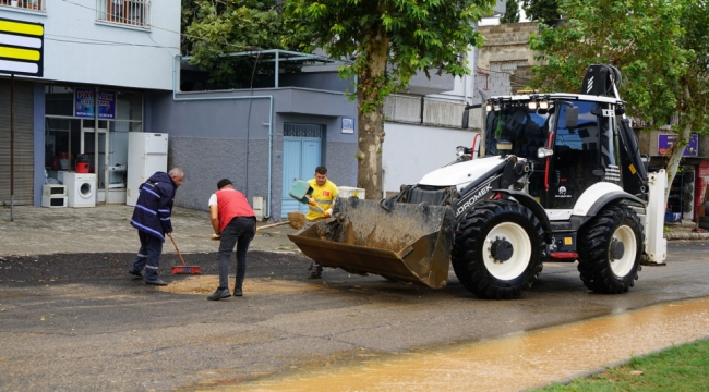 Büyükşehir'den Yağış Sonrası Hızlı Müdahale; Ekipler Sahada, Şehir Temizleniyor