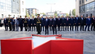 Cumhuriyet Bayramı Kutlamaları, Atatürk Anıtı'na Çelenk Sunumu ile Başladı