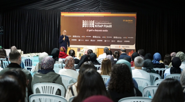 Tarık Tufan, Kitap Fuarı'nda Okurlarla Buluştu