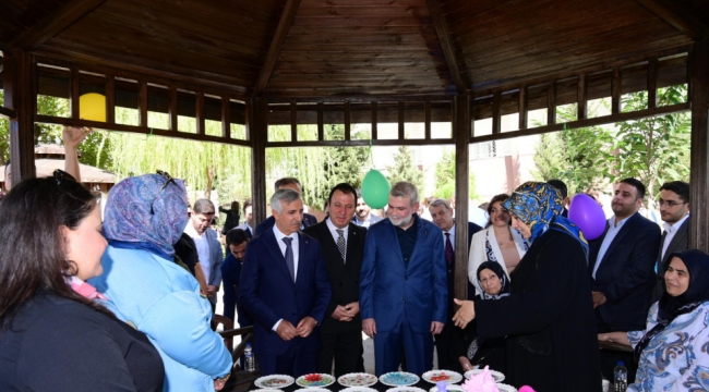 Ulu Çınarların Ellerinden Sevgiyle Dokunan Ürünler Beğeni Topladı