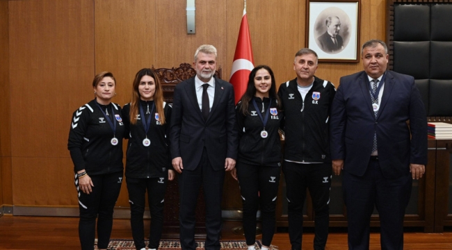 Başkan Görgel, Avrupa'ya Damga Vuran Büyükşehir'in Kadın Goalball Takımını Ağırladı