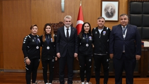 Başkan Görgel, Avrupa'ya Damga Vuran Büyükşehir'in Kadın Goalball Takımını Ağırladı
