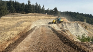 KAZANLIPINAR'DA SATHİ KAPLAMA ÖNCESİ ZEMİN İYİLEŞTİRME ÇALIŞMALARI SÜRÜYOR