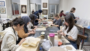 Kursiyerler KAMEK'in Seramik Atölyesinde Kendi Sanat Eserlerini Üretiyor