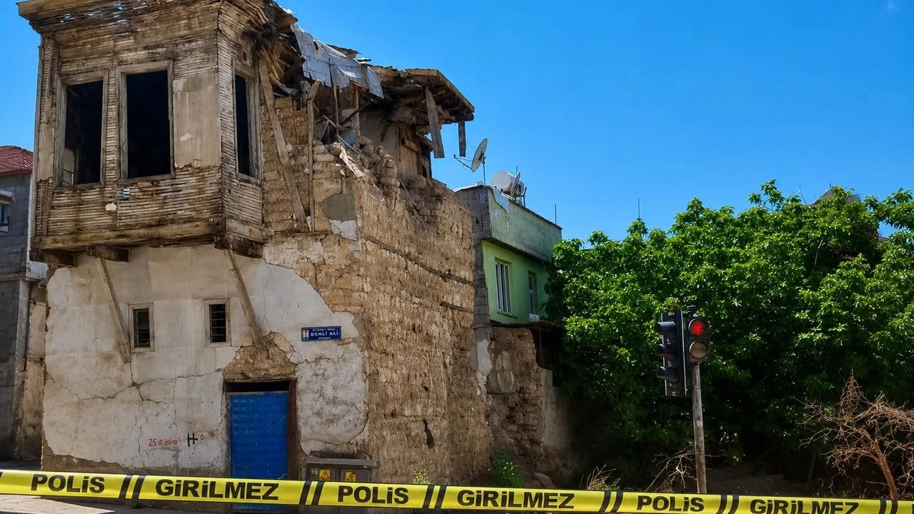 Kahramanmaraş'ta Metruk Binada Çökme