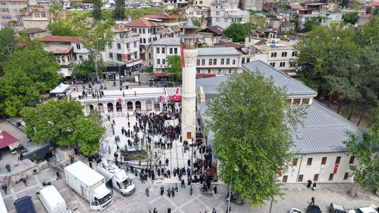 Tarihi Ulu Camii Yeniden İbadete Açıldı