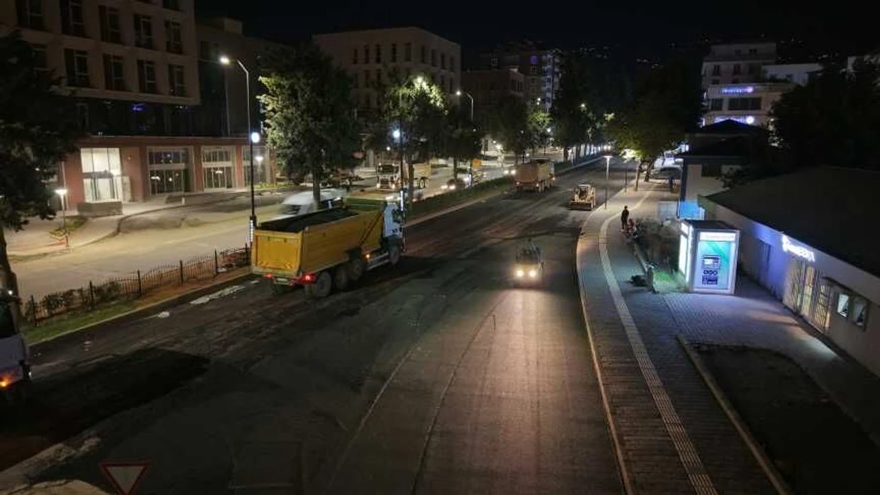Azerbaycan Bulvarı'nın Son Kat Asfaltı Seriliyor