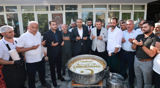 Başkan Toptaş önce aşure dağıttı, sonra vatandaşların sorularını yanıtladı