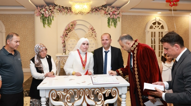 Kahramanmaraş'ta sevgi engel tanımadı: Doğuştan görme engelli iki öğretmen hayatlarını birleştirdi