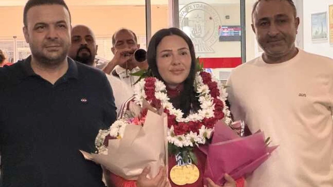 Akdeniz Oyunları'nda 2 altın kazanan Safiye Temizdemir, Kahramanmaraş'ta davul zurna ile karşılandı