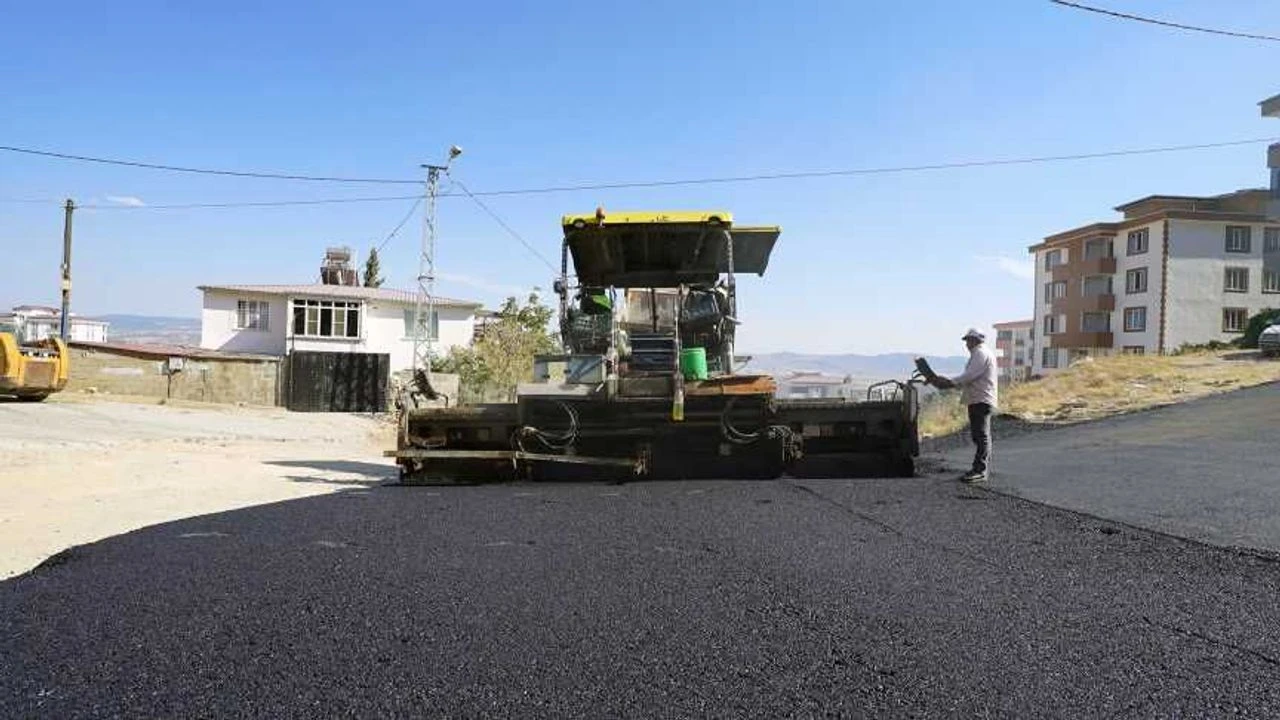 Büyükşehir, Dulkadiroğlu Ballıca Mahallesi'nde Asfalt Mesaisini Sürdürüyor