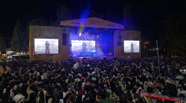 Gripin, Kahramanmaraş Ağustos Fuarı'nda Unutulmaz Bir Konserle Sahne Aldı
