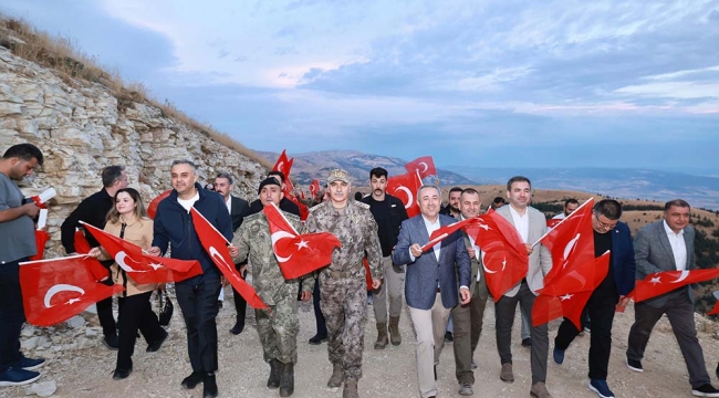 Kahramanmaraş'ta Dünyanın en büyük Türk bayrağına Saygı Yürüyüşü!