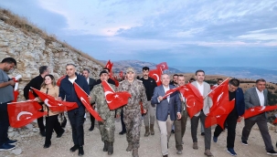 Kahramanmaraş'ta Dünyanın en büyük Türk bayrağına Saygı Yürüyüşü!