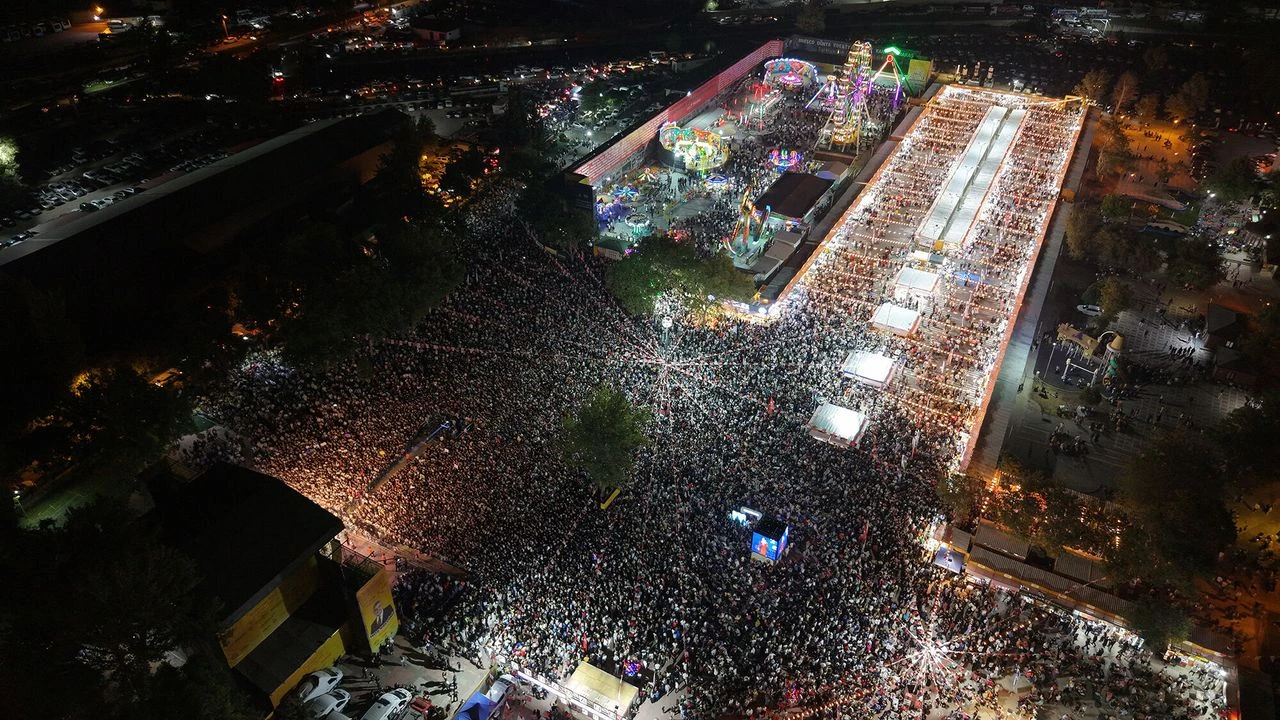 Kahramanmaraş'ta Funda Arar Konserinde Coşku Zirveye Çıktı