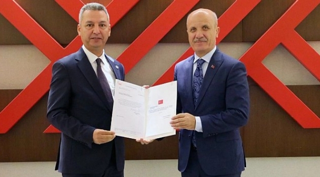 KSÜ Rektörü Prof. Dr. İbrahim Taner Okumuş atama belgesini YÖK Başkanı Özvar'dan aldı