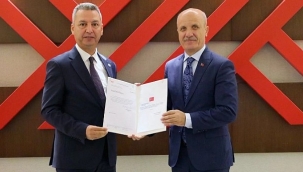 KSÜ Rektörü Prof. Dr. İbrahim Taner Okumuş atama belgesini YÖK Başkanı Özvar'dan aldı